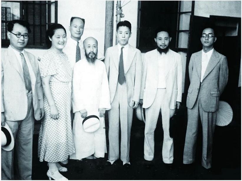 "七君子"出狱时合照1937年,史良与小她7岁的陆殿栋结婚.